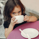 Enfants buvant infusion