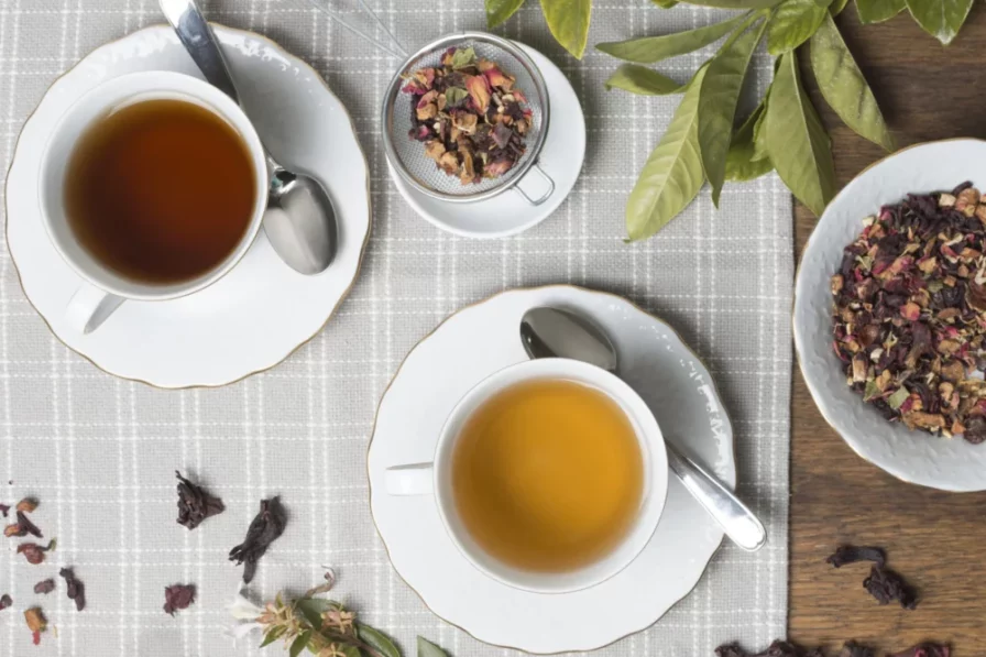 Deux tasses de thés vues dessus sur nape à carreau