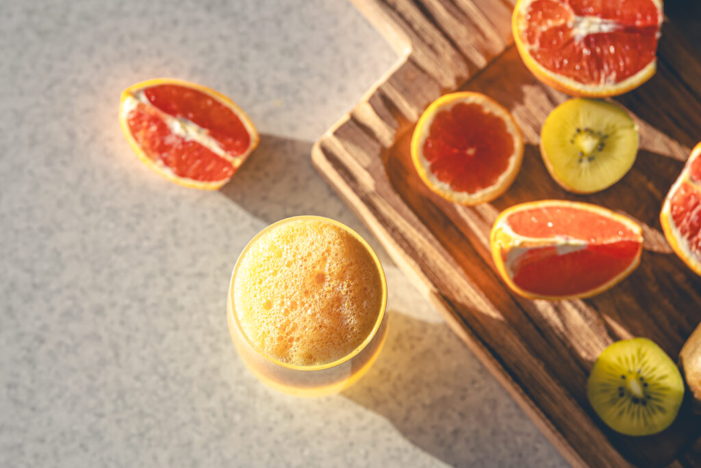 Verre contenant un sorbet sur fond de demi-pamplemousses
