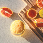 Verre contenant un sorbet sur fond de demi-pamplemousses