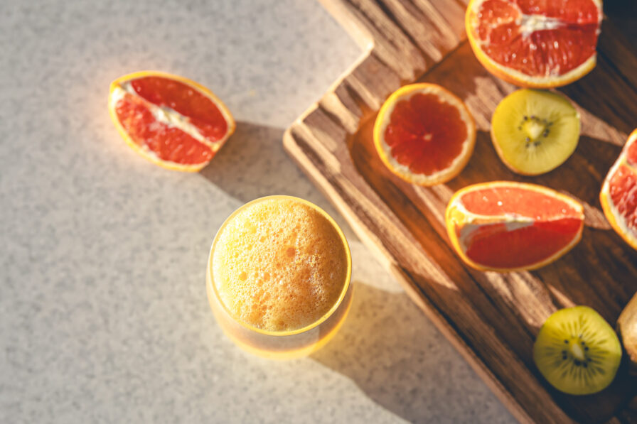 Verre contenant un sorbet sur fond de demi-pamplemousses