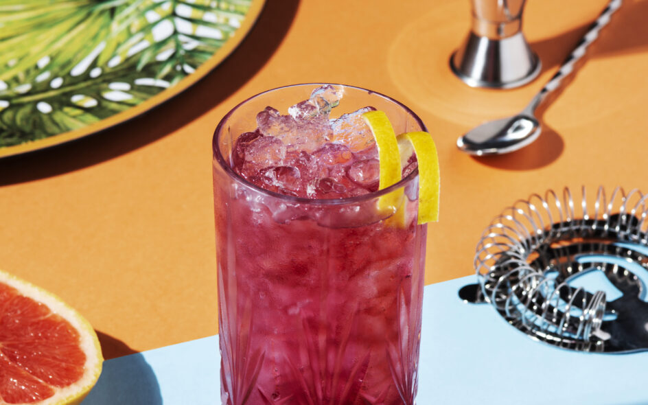 Savoureux mocktail à base d'infusion à la cerise sur fond orange.
